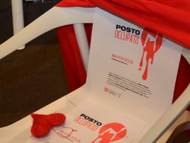 Facendo seguito alla campagna "Posto occupato", nella Sala stampa una sedia era riservata alle donne, per ricordare come le donne vittime di violenza, non possono più partecipare alla vita pubblica (Foto: USP/M.Diquirico)
