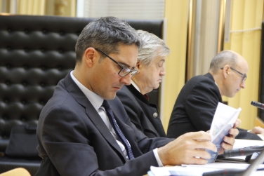Kompatscher, Mussner e il direttore di ripartizione Burger all'incontro con le parti sociali (Foto USP/rm)