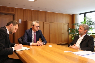 Da sinistra: il direttore della Fiera Mur e il presidente Hilpold con l'assessore Schuler (Foto USP/mac)