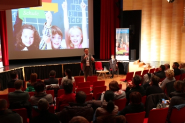 L'assessore provinciale Philipp Achammer nel corso dell'incontro organizzato a Brunico