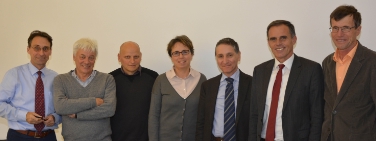 Da destra, il direttore di ripartizione Aschbacher e l'assessore Theiner con Duccio Traina, Johanna Ebner, Konrad Stockner, Peter Morello e il moderatore Ernst Mattanovich (Foto USP/mpi)