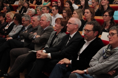 L'assessora Stocker e i dirigenti scolastici alla cerimonia di conferimento dei diplomi nell'Auditorium Haydn
