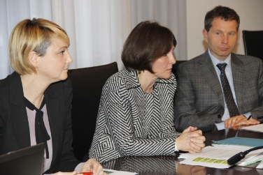 Da sinistra, Michela Morandini, l'assessore Deeg, e il direttore generale Hanspeter Staffler alla presentazione dello studio (Foto USP/rm)