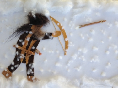 Una simpatica immagine realizzata dai bambini di Ötzi nella neve
