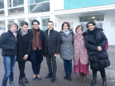 L'assessore Christian Tommasini e la sovrintendente Nicoletta Minnei con le responsabili della scuola primaria "Gandhi" di Laives