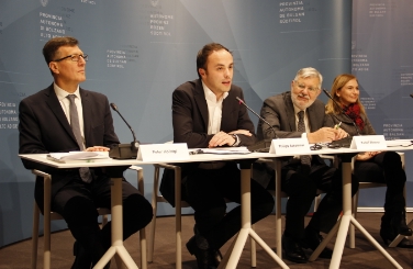 L'assessore Achammer nel corso della presentazione delle nuove misure per il sostegno del plurilinguismo