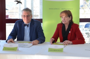 Il direttore della AS, Thomas Schael, e l'assessora provinciale, Martha Stocker, nel corso della conferenza stampa