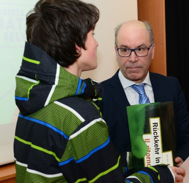 Il direttore di Dipartimento, Valentino Pagani, consegna i premi