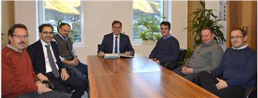 Firmata l'intesa: l'assessore Theiner e (da sin.) Ernesto Scarperi (Ufficio tutela acque), Paolo Acuti (AEW), i sindaci Ulrich Gamper e Albert Gögele, il vicesindaco Alois Forcher e Günther Andergassen (AEW) Foto USP/mpi