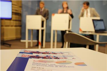 L’assessora, Martha Stocker, il direttore della Ripartizione lavoro, Helmuth Sinn, ed il direttore dell'Osservatorio del Mercato del lavoro, Stefan Luther, hanno presentato i dati della "Relazione sul mercato del lavoro in Alto Adige"