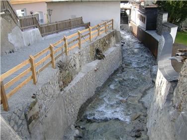 Il letto dell'Isarco a Colle Isarco dopo gli interventi di sistemazione della Ripartizione Opere Idrauliche (USP/Uff.sistemazione Bacini Montani Nord)