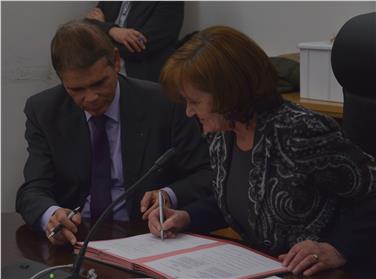 La firma dell'accordo da parte dell'assessora Stocker. Alla sua destra il direttore della Ripartizione lavoro, Helmuth Sinn