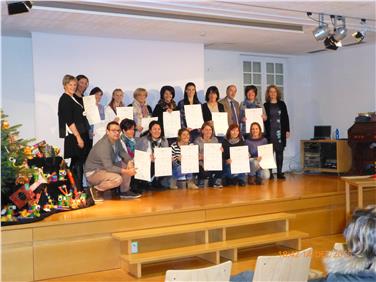Le educatrici con il diploma di fine corso (Foto: Area innovazione e consulenza)