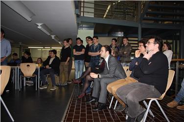 L'assessore Achammer nel corso della sua visita all'Istituto tecnico per l'edilizia