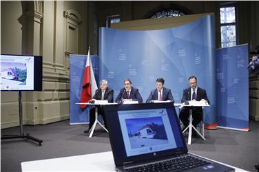Nuovo contratto Provincia-Trenitalia: da sinistra, l'assessore Mussner, il presidente Kompatscher e i dirigenti di Trenitalia Iacono e Hopfinger (Foto USP/rm)