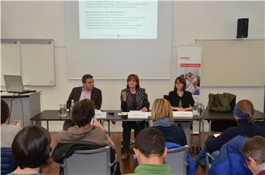 Il direttore Luca Criteli, l'assessora Stocker e la ricercatrice dell'EURAC, Mitterhofer, nel corso della conferenza stampa