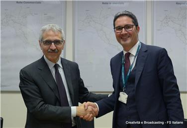 Il presidente Kompatscher e l'ad di RFI Gentile dopo la firma (Foto FS italiane)