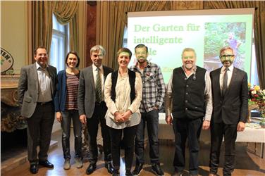 Pertoll ( dir. Fondo Laimburg), Pircher (responsabile progetto), l'assessore Schuler, Salchegger (collaboratrice), Ploberger (relatore), Raffeiner (Ass.Giardineri), Oberhuber (dir. Laimburg)
