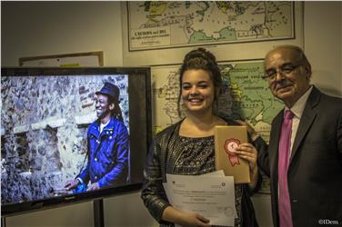 La premiazione di Gloria Berberi da parte del dirigente scolastico, Donato Suma