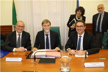 Sorrisi per un traguardo storico dell'autonomia: Ugo Rossi, Graziano Delrio e Arno Kompatscher