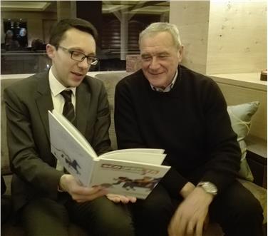 Al Presidente del Senato Grasso il Vicepresidente della Provincia Tommasini ha presentato il festival delle Resistenze contemporanee il libro sulla Costituzione raccontata ai bambini (Foto: USP/Fabrizio Oliver)