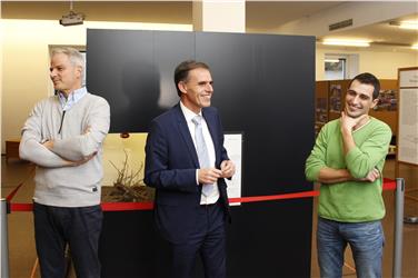 L'assessore Theiner ha inaugurato la mostra con il direttore regente dell'Ufficio parchi naturali Enrico Brutti e il curatore Ivan Plasinger (a destra) Foto USP/mb