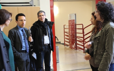 L'assessore Tommasini durante il recente sopralluogo nel complesso scolastico (Foto USP/SA)