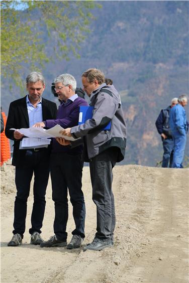 L'assessore Schuler (sx.) con l'attuale direttore dell'Agenzia della Protezione civile Pollinger (centro) in occasione di un sopralluogo   (FOTO: USP)