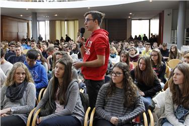 Grande partecipazione di pubblico all'incontro di Silandro con oltre 500 tra ragazzi e professori