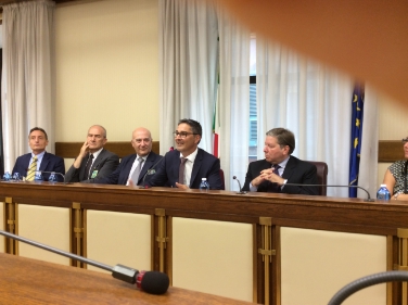Il presidente Kompatscher durante l'ultima audizione in Commissione parlamentare nel luglio scorso con il presidente D'Alia (a destra) a Roma