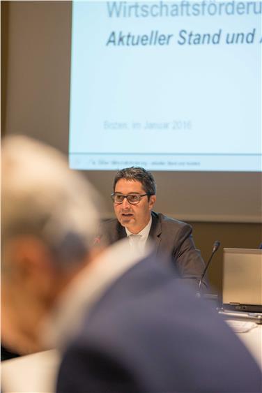 Il presidente Kompatscher ha fatto il punto sul sostegno all'economia con le associazioni di categoria (Foto USP/ohn)