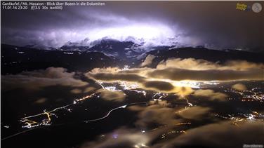 Neve e fulmini in inverno: la foto scattata l'11 gennaio dalla stazione di rilevamento del Macaion