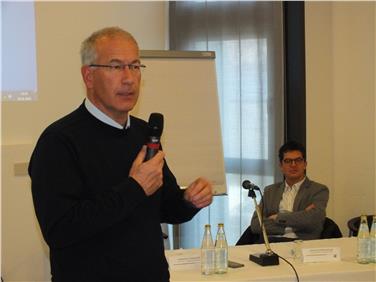 Il direttore del Dipartimento lavori pubblici Paolo Montagner ha posto in evidenza l’importanza delle sinergie poste in essere fra Provincia e IPES nel settore dell’edilizia sociale innovativa ed ecosostenibile (Foto: USP/W.Stuppner)