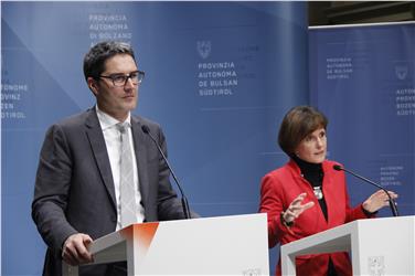Open Data per un'amministrazione più aperta e trasparente: l'assessora Waltraud Deeg e il presidente Arno Kompatscher