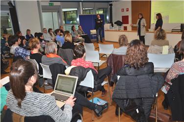 L'assessora alle politiche sociali Martha Stocker (al centro) ha ringraziato gli oeperatori coinvolti nella predisposizione del nuovo modello complessivo altoatesino "Sostegno nei primi anni di vita" (Foto: USP/mp)
