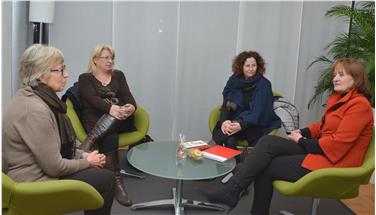 Wellcome: l'assessora Martha Stocker a colloquio con i vertici del KFS (Angelika Mitterutzner, Priska Theiner e Deborah Visintainer)