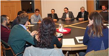 Assessori (da dx) Mussner, Achammer e Tommasini a colloquio con i membri delle tre Consulte giovani (Foto: USP/A.Schrott)