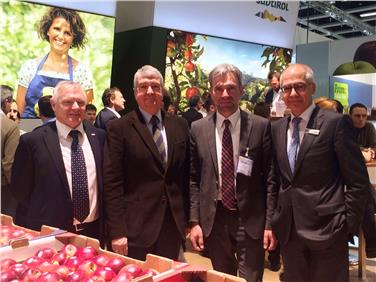 Assieme all'assessore Schuler alla "Fruit Logistica" a Berlino c'erano anche rappresentanti dei produttori ortofrutticoli altoaesini (Foto: USP)