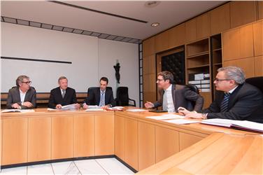 Il presidente Kompatscher e il segretario generale della Provincia Magnago con (da sin.) Schatzer, Gröbner e Balduzzo (Foto USP/ohn)