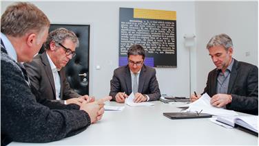 Firmato l'accordo aggiuntivo sulla finanza locale: da destra, l'assessore Schuler, il presidente Kompatscher, Schatzer e Bertinazzo (Foto USP/ohn)
