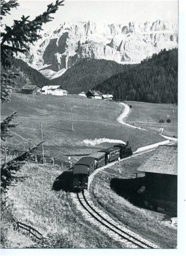 Il Centenario della Ferrovia della Val Gardena consente di ricordarne la costruzione e la storia. Cartolina con il treno della Val Gardena nel 1955.