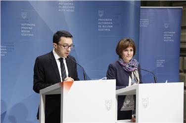 Il vicepresidente Tommasini e l'assesora Deeg nella conferenza stampa dopo la seduta di Giunta (Foto USP/kl)