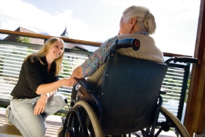 Gli anziani tra i beneficiari del personale qualificato nel sociale in Alto Adige