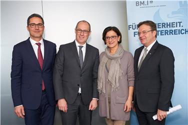 La Ministra Johanna Mikl-Leitner fra i tre presidenti dell'Euregio, Arno Kompatscher, Ugo Rossi e Günther Platter