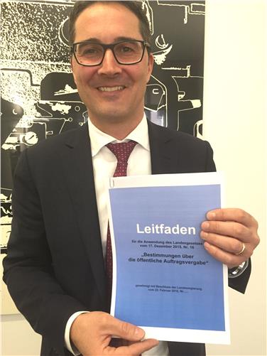 Il presidente Kompatscher: il libro blu degli appalti assicura maggiore chiarezza nel settore (Foto USP/mgp)