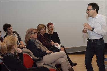Volontariato linguistico young: l'assessore Tommasini ha ribadito l'importanza di valorizzare il plurilinguismo di cui si caratterizza l'Alto Adige andando oltre i blocchi psicologici legati alle prestazioni scolastiche (Foto: USP/M.Diquirico)