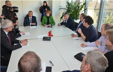 Il futuro della fabbrica di silicio di Sinigo al centro del vertice con l'assessora Martha Stocker, il titolare Massimo Pugliese e le rappresentanze sindacali (Foto USP/mp)