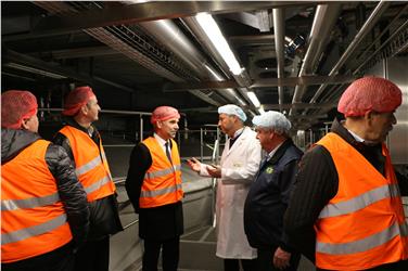 Visita alla VOG Products: l'assessore Arnold Schuler (3. da sx) il vicepresidente Alois Alber (2. da sx), il direttore Gasser (4. da sx),il presidente Varesco (5.da sx) - Foto: USP/M.Clara