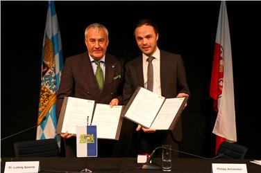 Cooperazione Alto Adige Baviera: il ministro Ludwig Spaenle e l'assessore Philipp Achammer con l'accordo sottoscritto (Foto: USP/I.Dejaco)