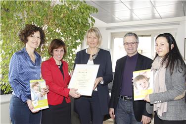 Soddisfazione per il premio alle Lettere ai genitori: Birgit Michelon, Waltraud Deeg, Gudrun Schmid, Stefan Walder e Tanja Corazza